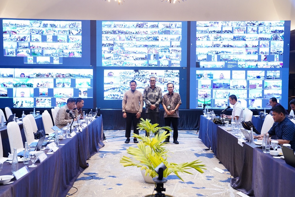 Anggota Ombudsman RI Indraza Marzuki Rais memantau command center TKA di Kemendikdasmen. DOK Kemendikdasmen