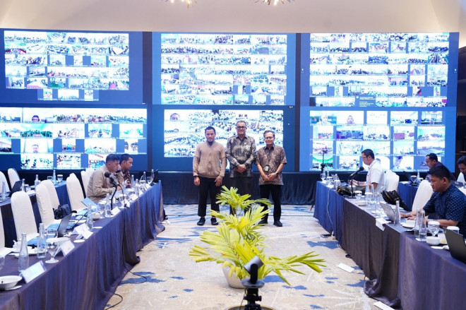 Anggota Ombudsman RI Indraza Marzuki Rais memantau command center TKA di Kemendikdasmen. DOK Kemendikdasmen