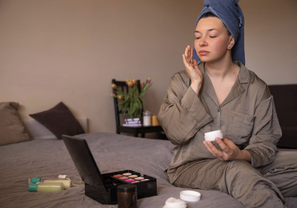 Sleeping mask atau masker tidur menjadi solusi praktis untuk merawat kulit saat kamu tidur.