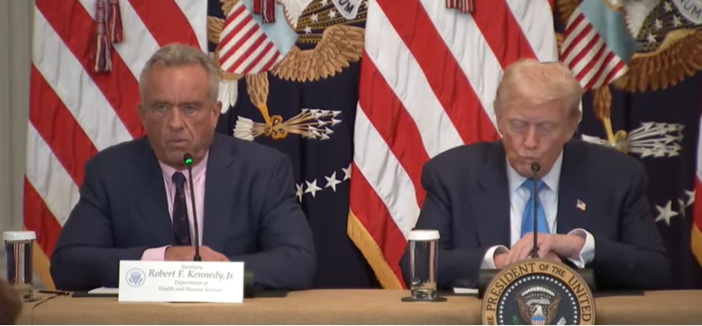 Menteri Kesehatan dan Layanan Kemanusiaan Amerika Serikat, Robert F. Kennedy Jr dan Presiden Amerika Serikat Donald Trump. Foto: Screenshot Youtube PBS News