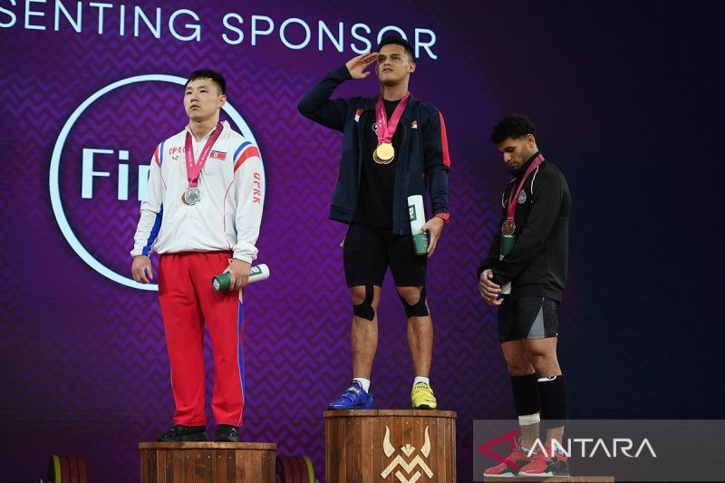 Lifter Indonesia peraih medali emas Rizki Juniansyah (tengah). Branda ANTARA