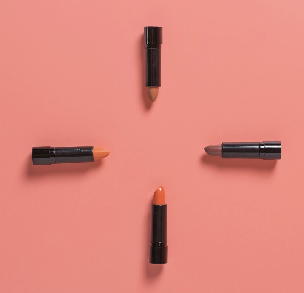 Lipstik 2in1 ini keren sekali karena bisa bikin bibir kamu merah alami. Ilustrasi Freepik