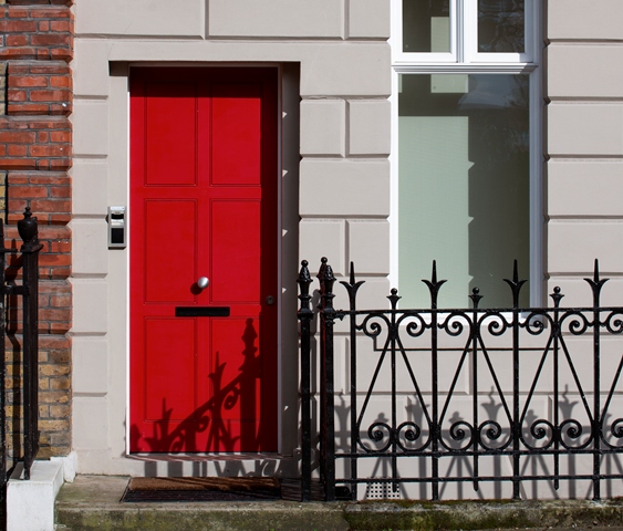 Pintu berwarna merah dianggap membawa keberuntungan. Foto: Freepik