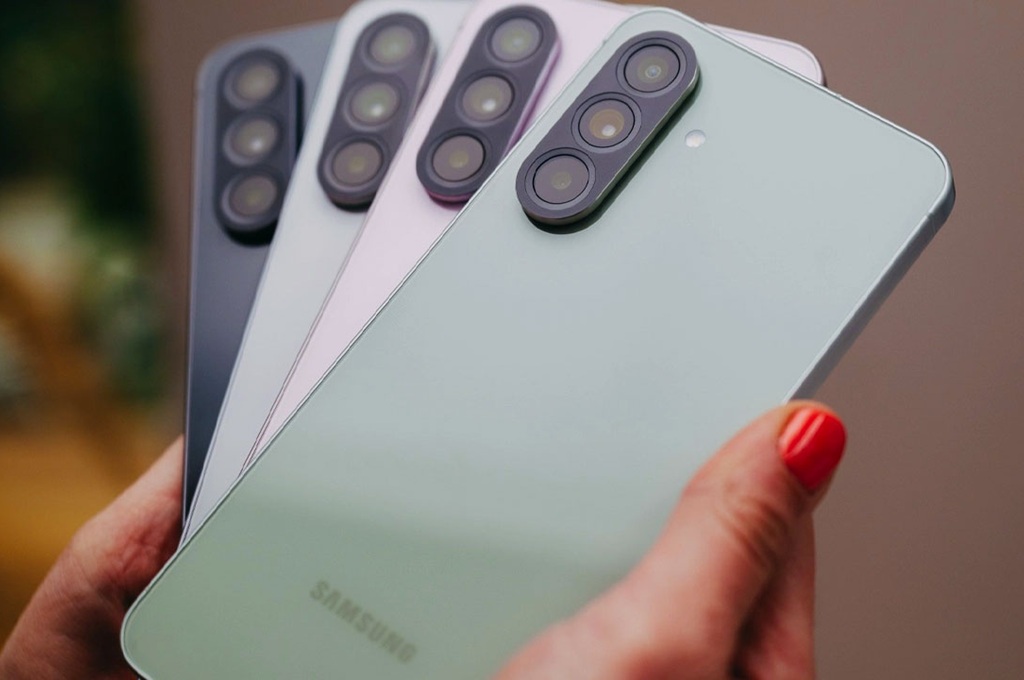 Samsung dikabarkan tengah bersiap untuk merilis perangkat baru di kelas menengah, yaitu Galaxy A57.