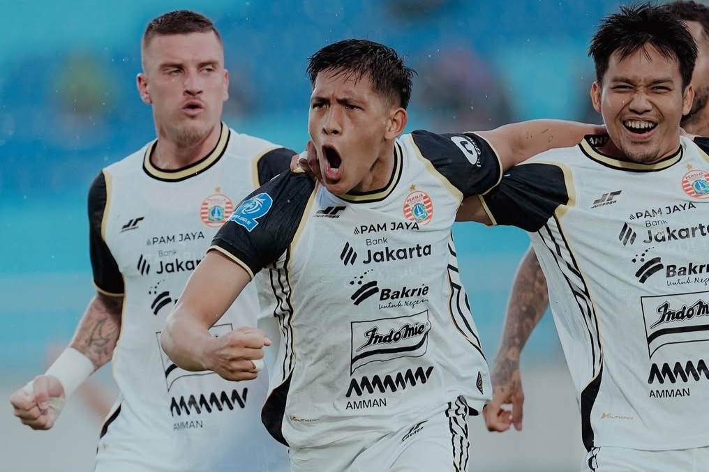 Striker Persija Eksel Runtukahu (tengah) merayakan golnya ke gawang Arema FC. (Foto: Instagram resmi Persija)