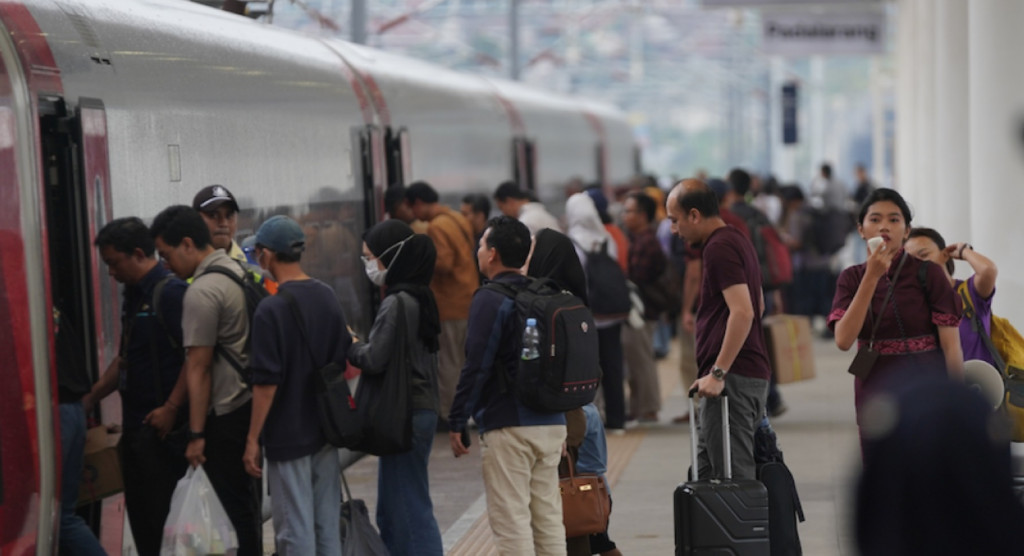 Wisatawan yang merencanakan perjalanan dari luar Indonesia, kini dapat mengatur penerbangan, penginapan hotel di Jakarta, dan perjalanan kereta cepat ke Bandung dalam satu pemesanan yang praktis dan terintegrasi. Dok. KCIC