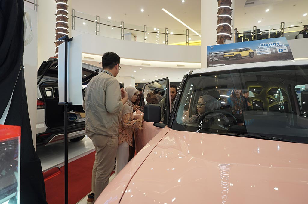tenaga penjual mobil di IIMS Garage Balikpapan 2025. Dyandra Promosindo