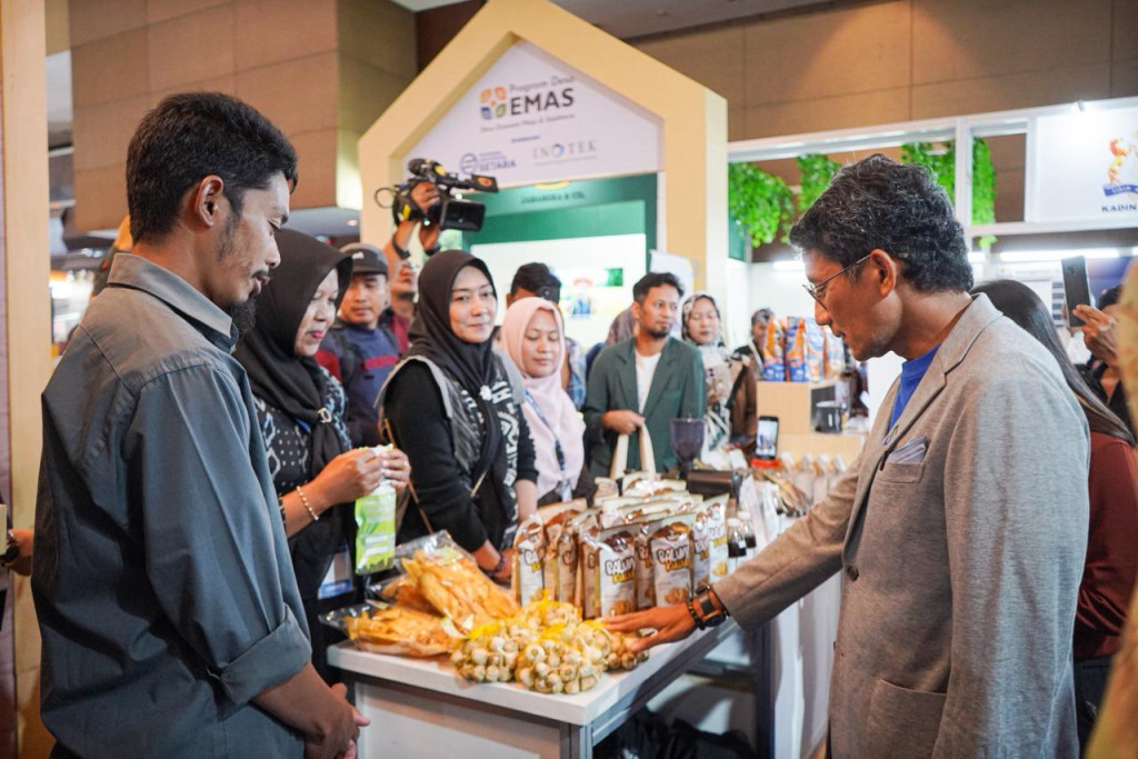 Founder Yayasan Indonesia Setara (YIS), Sandiaga Salahuddin Uno saat Demo Day Program Desa Emas yang digelar bersama INOTEK Foundation dalam rangkaian kegiatan Agrinex 2025.
