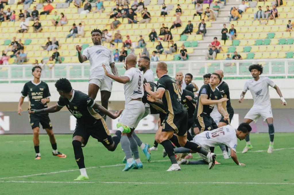 Suasana laga Dewa United vs PSM Makassar. (Foto: Instagram resmi PSM)