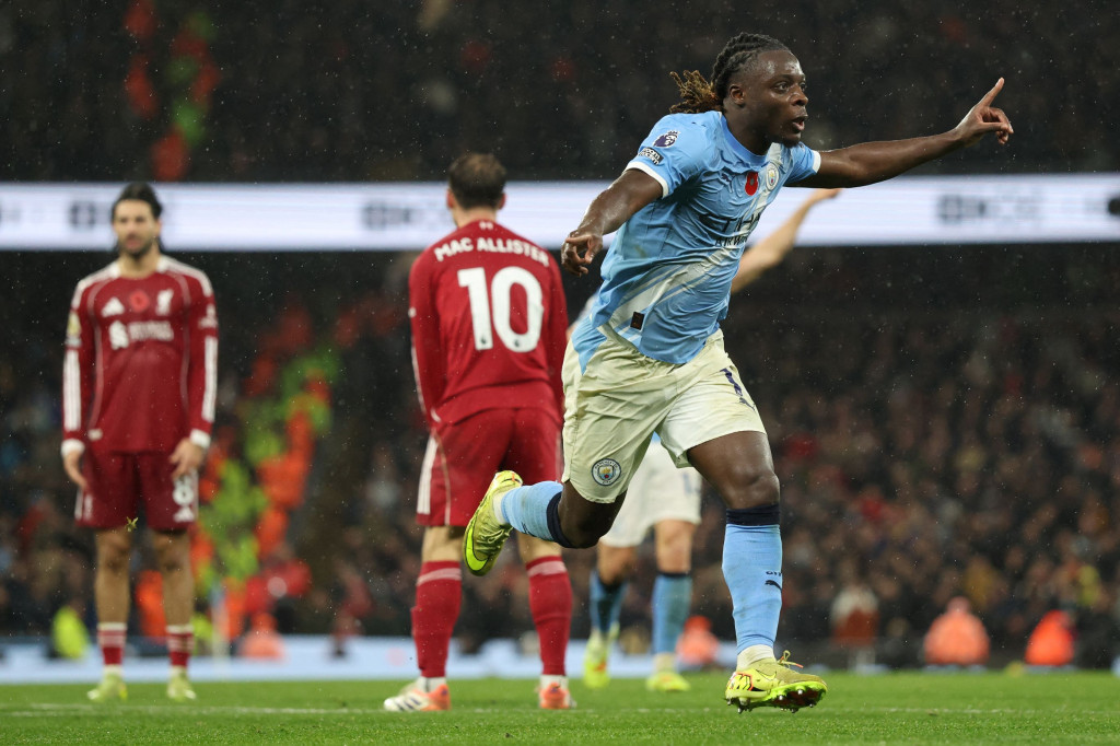 Winger Manchester City, Jeremy Doku, merayakan golnya ke gawang Liverpool (AFP/Darren Staples)