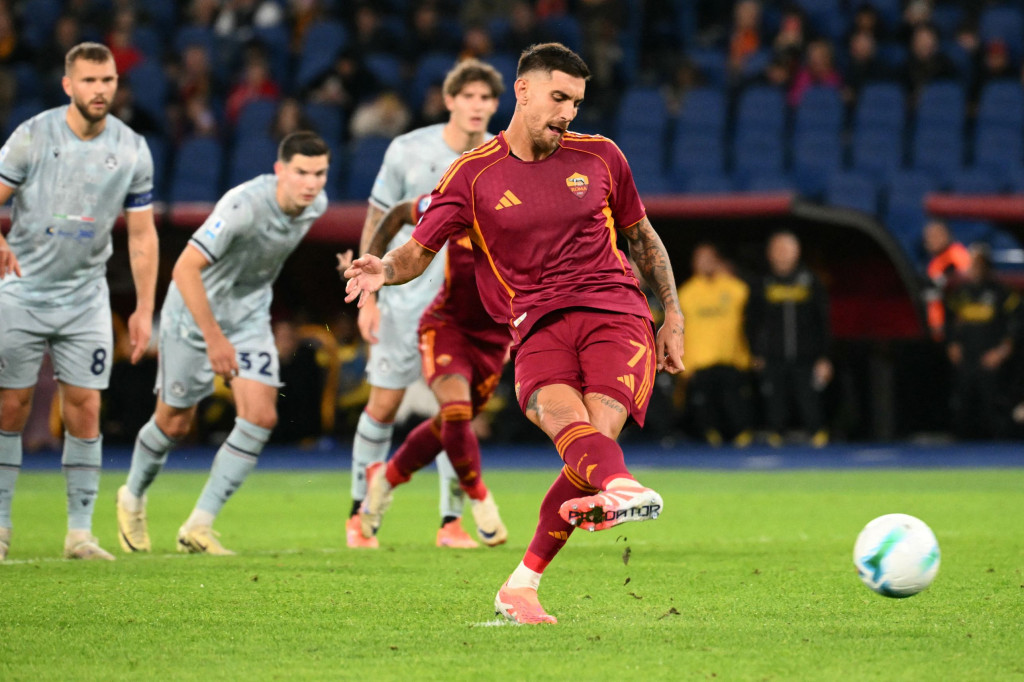 Kapten AS Roma, Lorenzo Pellegrini, mengeksekusi penalti ke gawang Udinese (AFP/Alberto Pizzoli)
