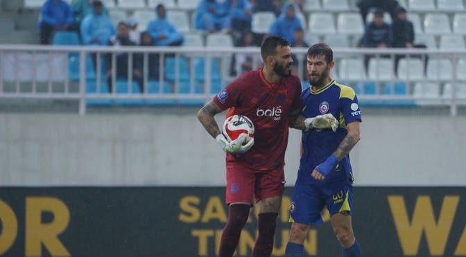 Kalah dari Persija, Pelatih Arema Minta Maaf