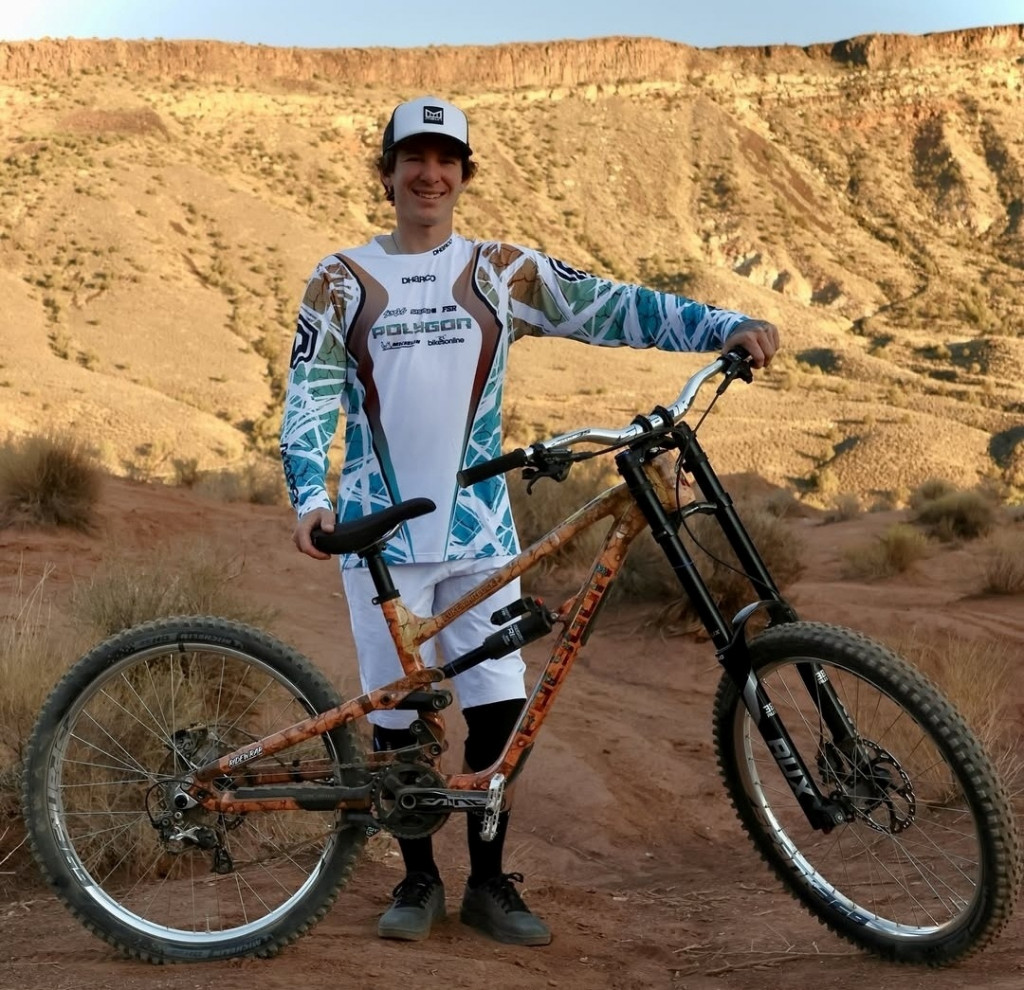 Luke Whitlock berpose dengan sepeda Polygon Collosus DH. (Foto: Dok. Polygon Bikes) 