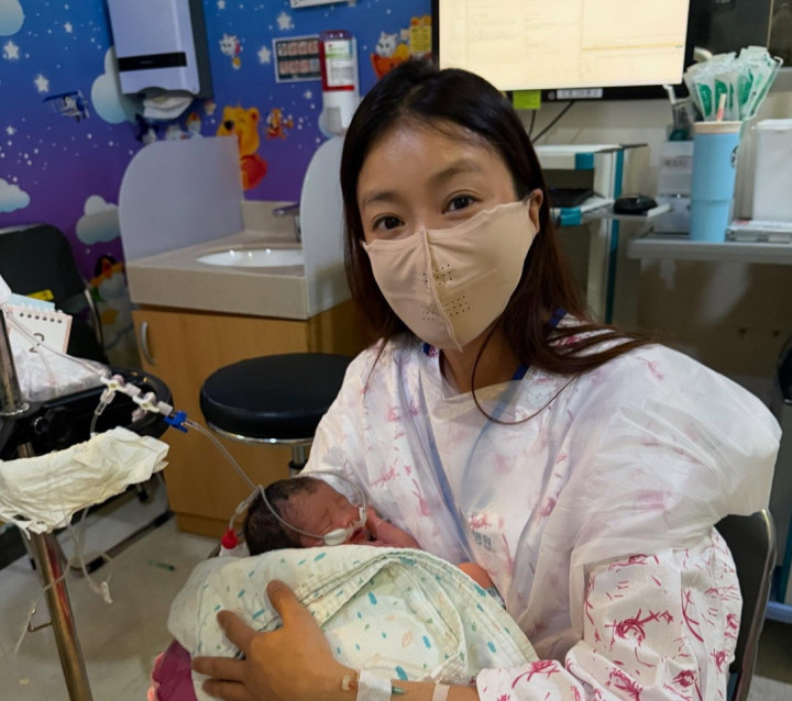 Artis Ini Melahirkan Anak Kedua Setelah Umumkan Perceraian