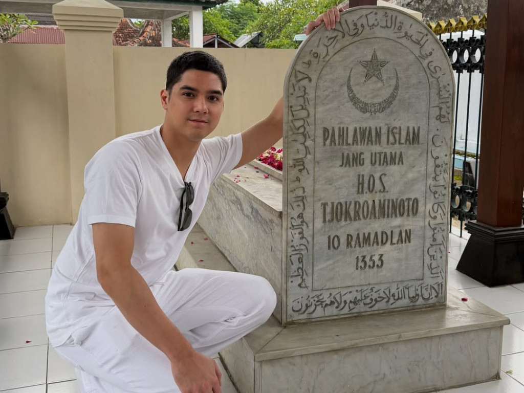Al Ghazali ziarah ke makam H.O.S. Tjokroaminoto (Foto:Instagram @alghazali7)