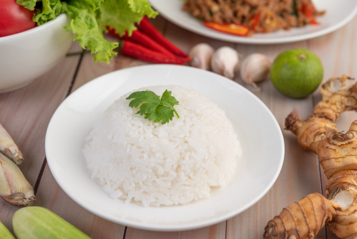 Nasi Putih Dingin Dianggap Lebih Rendah Kalori? Ini Jawabannya