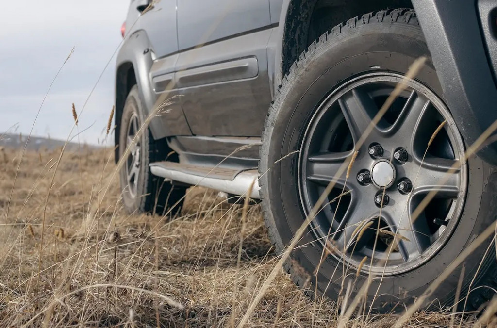 Ilustrasi ban mobil. Dunlop