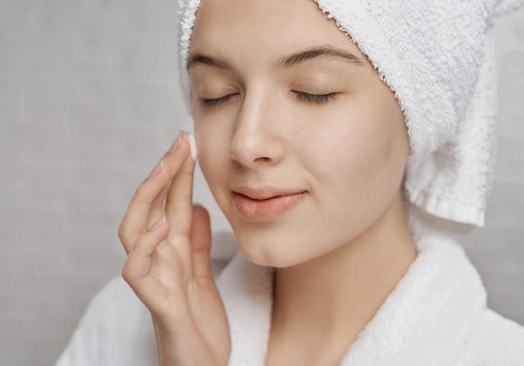 Sunscreen moisturizer sebenarnya memiliki kandungan utama dan fungsi serupa dengan sunscreen biasa. Ilustrasi Freepik