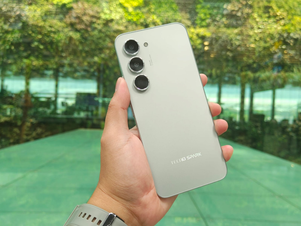 Tecno Spark 40 Pro mengusung layar AMOLED 6,78 inci beresolusi tinggi (2712 x 1220 piksel) dan mendukung refresh rate 144Hz, 