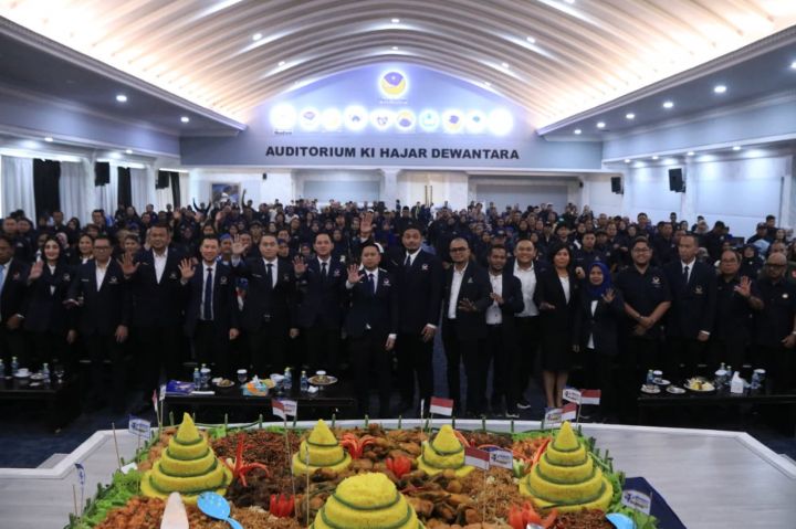 Rayakan HUT ke-14, NasDem Jakarta Berangkatkan 5 Kader Umroh Gratis