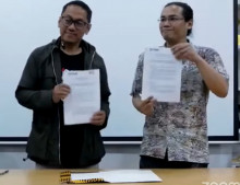 Koordinator Koalisi Cek Fakta, Adi Marsiela bersama Direktur Eksekutif ICT Watch Indonesia, Indriyatno Banyumurti mendantangani Memorandum of Understanding (MoU)