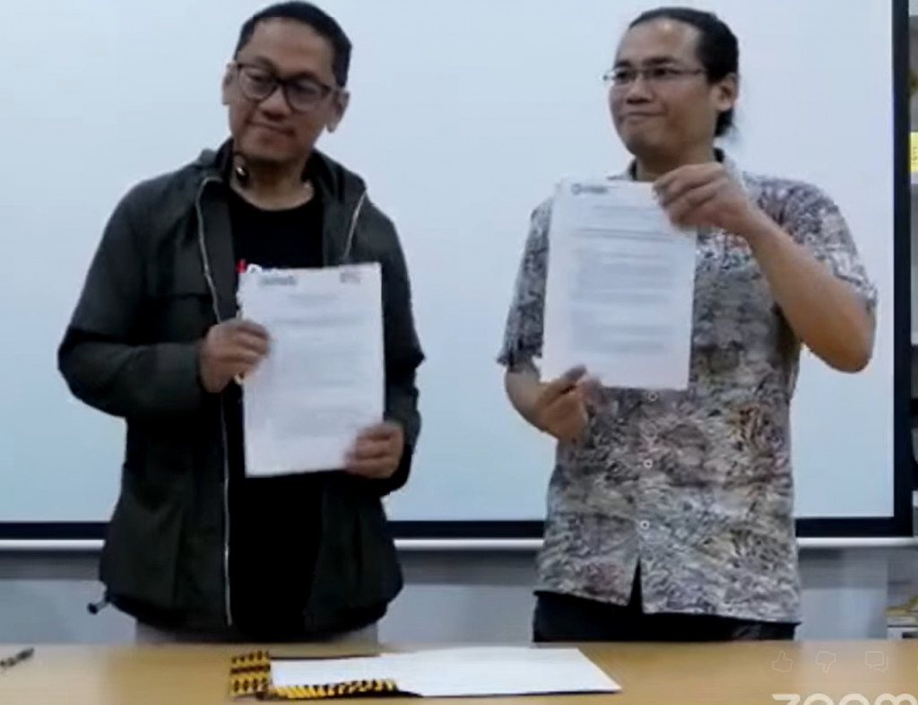 Koordinator Koalisi Cek Fakta, Adi Marsiela bersama Direktur Eksekutif ICT Watch Indonesia, Indriyatno Banyumurti mendantangani Memorandum of Understanding (MoU)