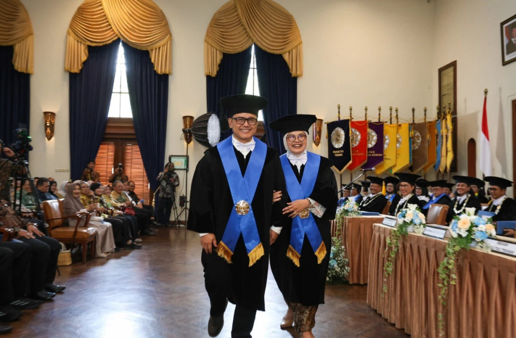 Prof. Ir. Budhijanto, S.T., M.T., Ph.D., IPM., dan  Prof. Ir. Wiratni, S.T., M.T., Ph.D., IPM. . Foto: UGM