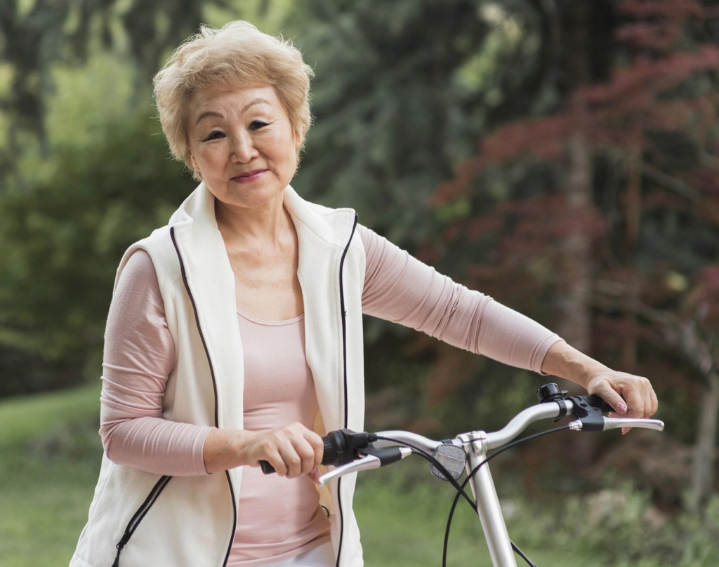 Semakin banyak lansia di Jepang yang melepaskan SIM-nya dan memilih untuk bersepeda sebagai cara untuk mobilisasi. Ilustrasi Freepik