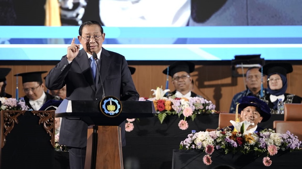 Presiden ke-6 RI, Susilo Bambang Yudhoyono (SBY), menerima penghargaan dari ITS. DOK ITS