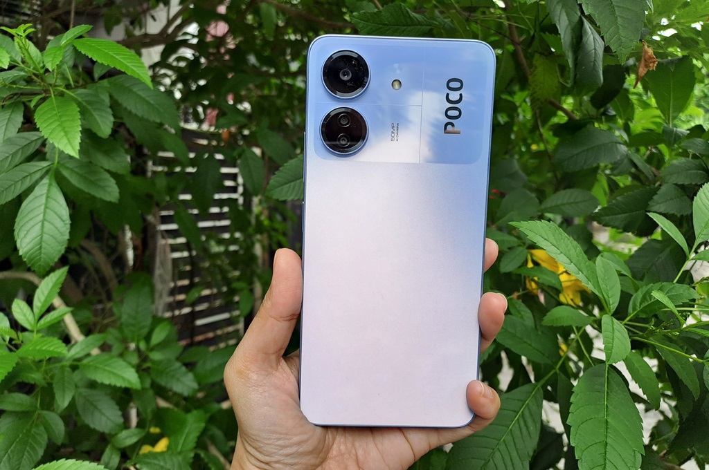POCO C65 dibekali kamera utama 50MP dan kamera depan 8MP, cukup untuk menghasilkan tampilan wajah yang tajam saat live TikTok.
