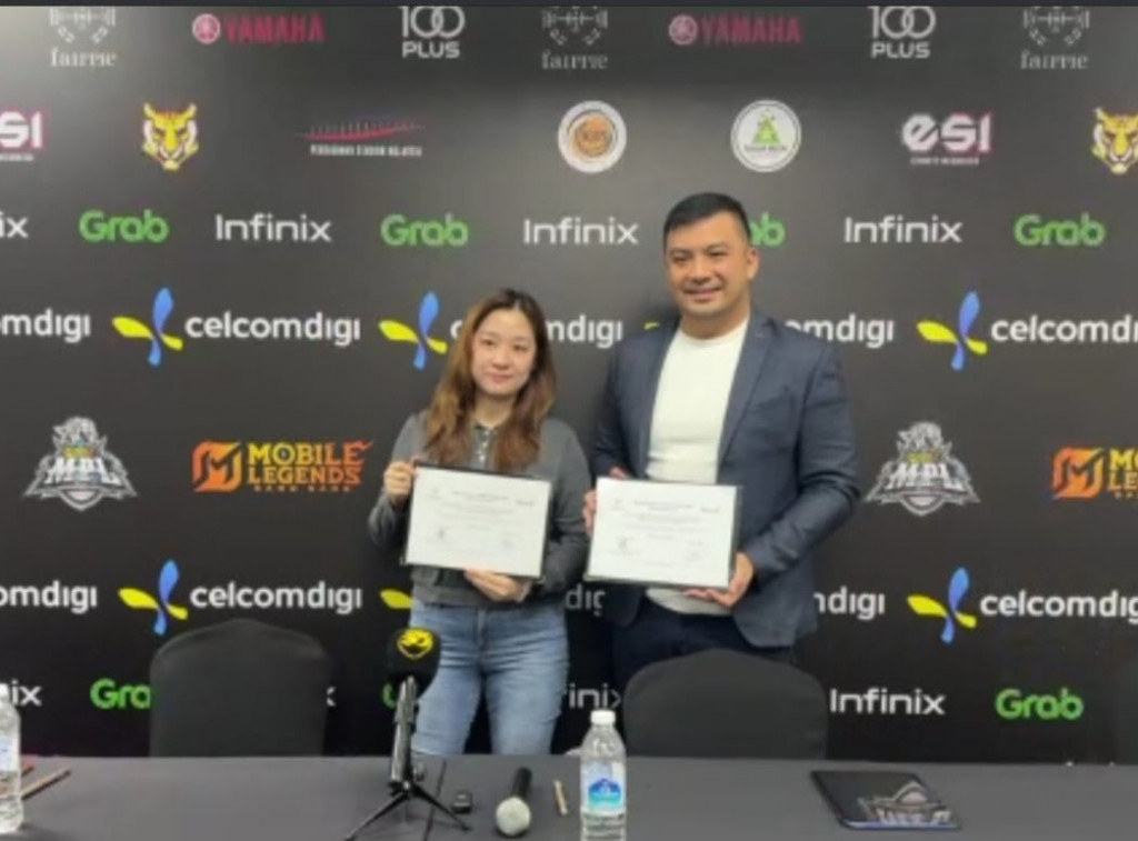 Head of Business Development for Malaysia Esports at MOONTON Games,  Krystal Tan bersama Co-Founder dan Managing Director Redd+E, Yip Ren Kai (Foto: Medcom.id)
