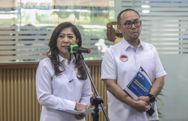 Menteri Komunikasi dan Digital (Menkomdigi) Meutya Hafid (kiri) bersama Kepala Pusat Pelaporan dan Analisis Transaksi Keuangan (PPATK) Ivan Yustiavandana (kanan) memberikan keterangan pers usai audiensi terkait penanganan judi online di Kantor PPATK.