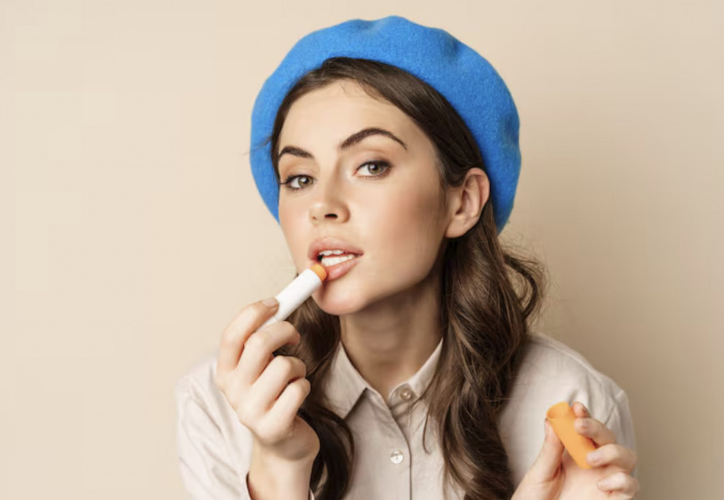 Lip balm adalah produk perawatan bibir yang berfungsi untuk melembapkan, melindungi, dan menutrisi bibir. Ilustrasi Freepik