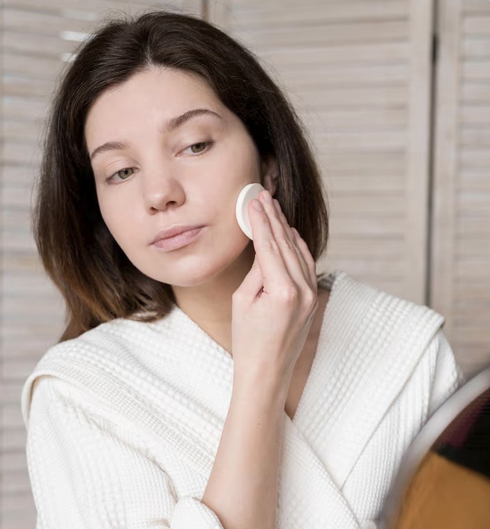 Bedak padat atau compact powder adalah salah satu produk make up yang telah menjadi andalan bagi banyak orang. Ilustrasi Freepik