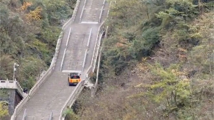 Chery Fulwin X3L Melorot di 'Tangga Surga' Tianmen