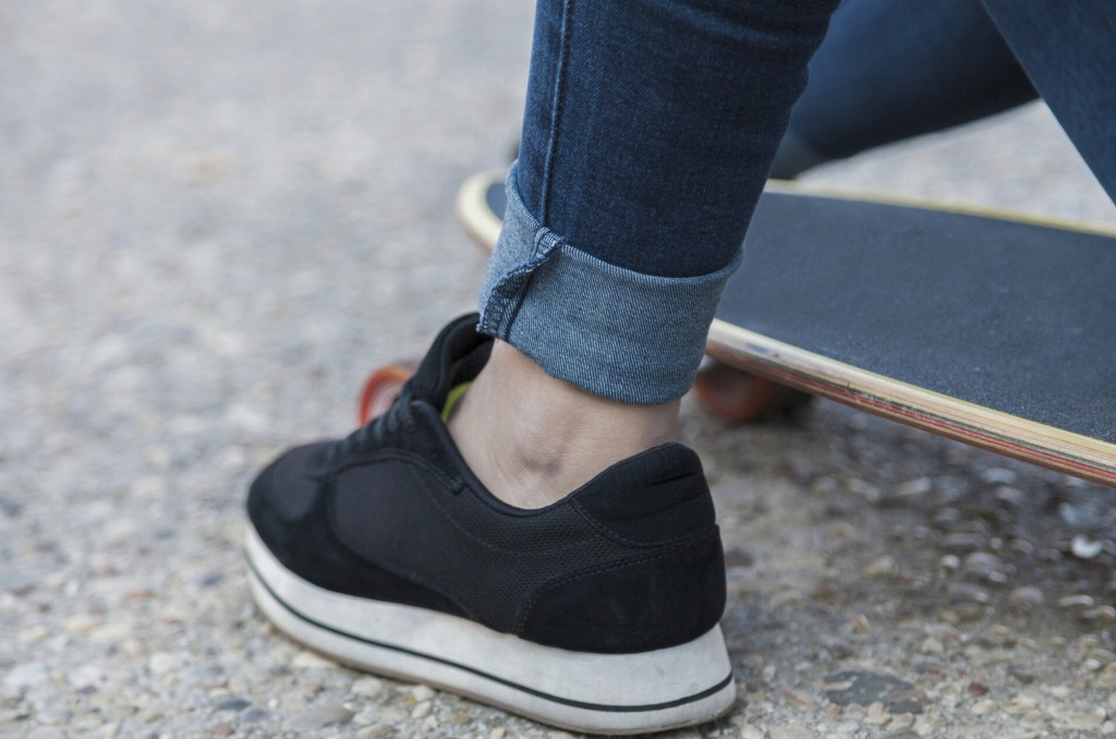 Sepatu kets tersebut menunjukkan tingkat paparan radiasi yang cukup tinggi, yaitu sebesar 110 NanoSv per jam. Ilustrasi Freepik