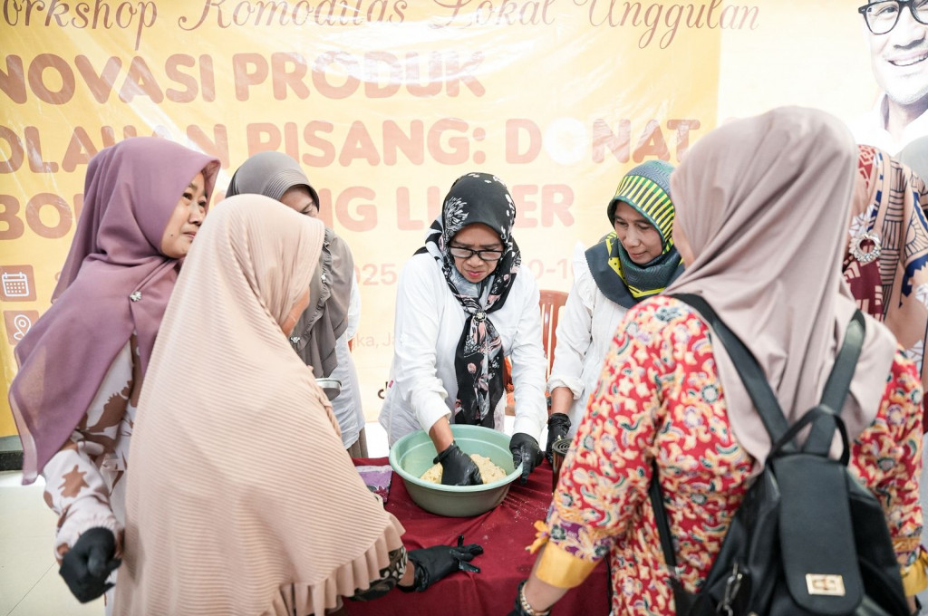 Pelaku Usaha Mikro, Kecil, dan Menengah (UMKM) lokal mengikuti Workshop Komoditas Lokal Unggulan bertema 'Inovasi Produk Olahan Pisang: Donat dan Bolu Pisang Lumer'. 