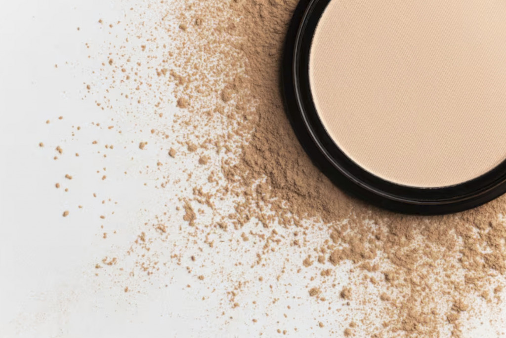 Bedak tabur menjadi andalan banyak beauty enthusiast karena kemampuannya menyerap minyak berlebih tanpa membuat kulit terasa kering. Ilustrasi Freepik