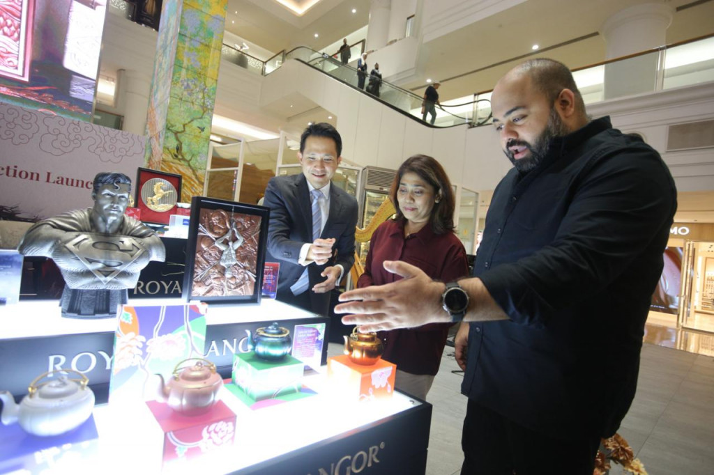 (Dari kiri) Executive Director of Royal Selangor Chen Tien Yue, Head of Commercial PT Royal Stardom Indonesia Fransiska Remila dan Chairman & Chief Executive Officer Bumi Laut Group Jay Singgih berbincang saat memperkenalkan Autumn/Winter 2025 Collection.