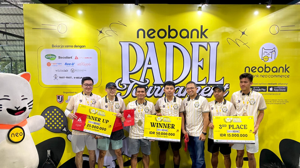 Pemberian hadiah pemenang Neobank Padel Tournament 2025. (Foto: Dok. Neobank)