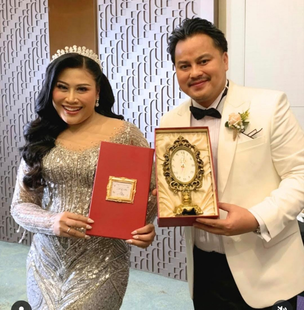 Boiyen dan suaminya Rully Anggi Akbar. Foto: Instagram @boiyenpesek