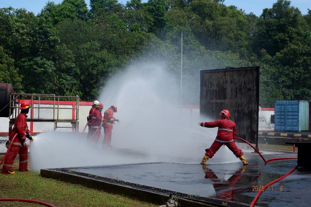 PT PET melalui IT Tanjung Uban melaksanakan dua program sosial dan edukasi keselamatan pada awal November 2025.  (Foto: Dok. Istimewa)