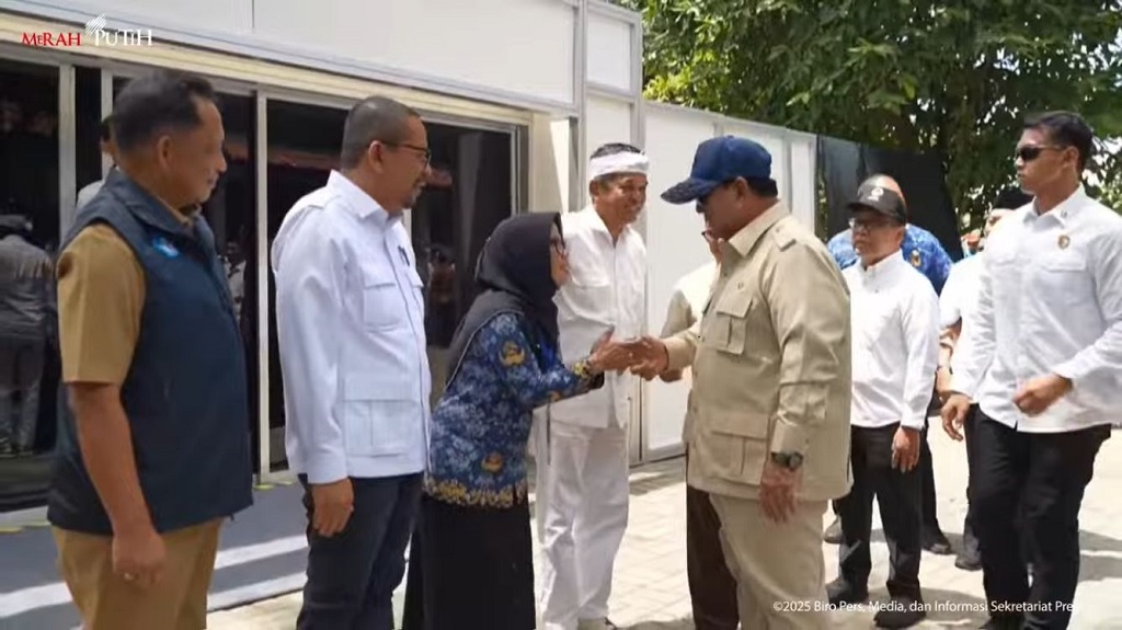 Kepala SMPN 4 Bekasi, Sungkawati Halimatus, menyambut Presiden Prabowo Subianto. DOK YouTube Sekretariat Presiden