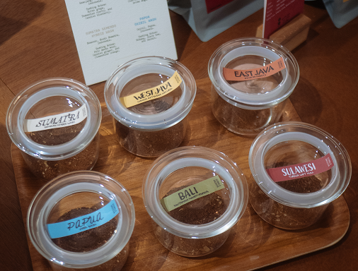 Titik Koma menyajikan kopi dari enam daerah di Indonesia. (Foto: Dok. Istimewa)