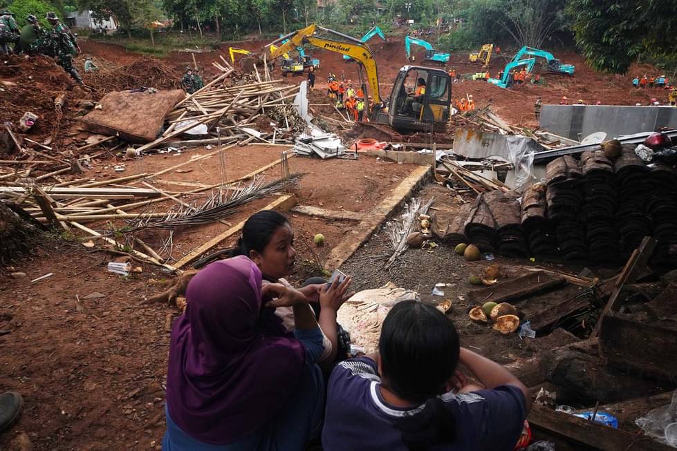 Proses pencarian korban longsor di Cilacap. (Foto: MI/Lilik Darmawan)