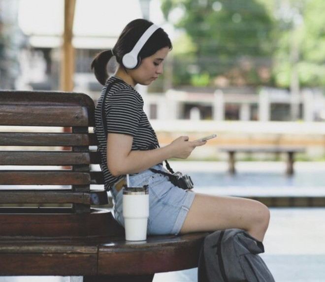 Bepergian sendirian bukan berarti kesepian. Ilustrasi Freepik