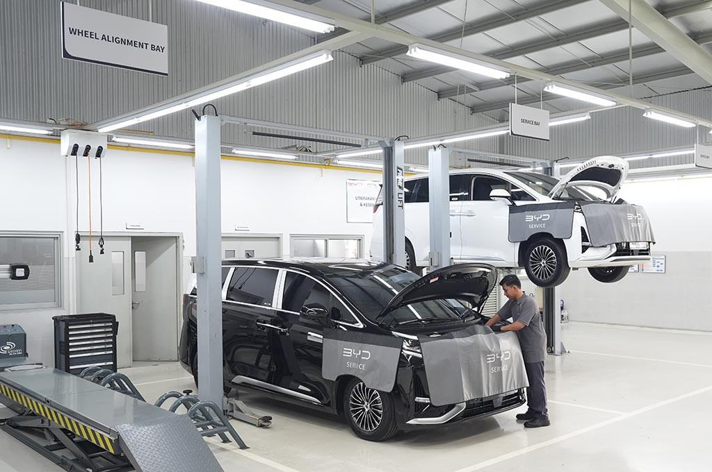 Bengkel resmi BYD kini mulai menerima servis mobil listrik Denza. Denza