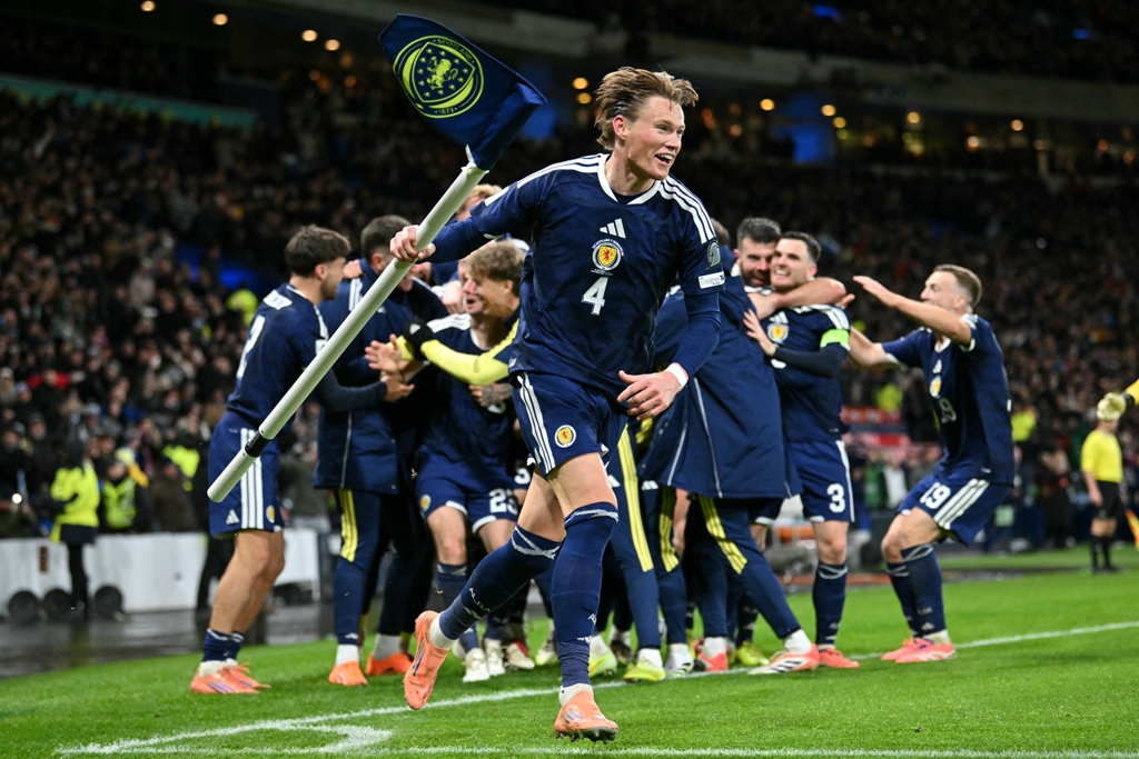 Scott McTominay merayakan kelolosan negaranya ke Piala Dunia 2026 usai menang dramatis atas Denmark-Foto: ANDY BUCHANAN / AFP