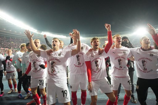 Selebrasi kemenangan timnas Austria. (GEORG HOCHMUTH / APA / AFP)