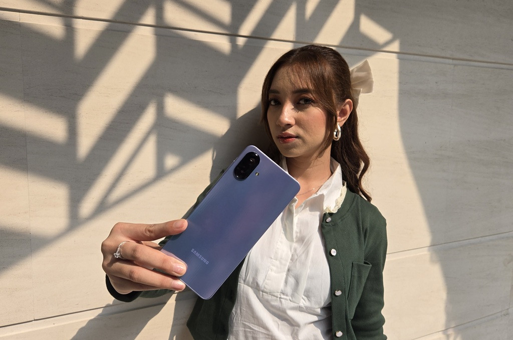 Samsung Galaxy A07 hadir sebagai ponsel sejutaan dengan fitur One UI lengkap, baterai besar, dan keamanan Knox, cocok bagi pengguna aktif dengan mobilitas tinggi.